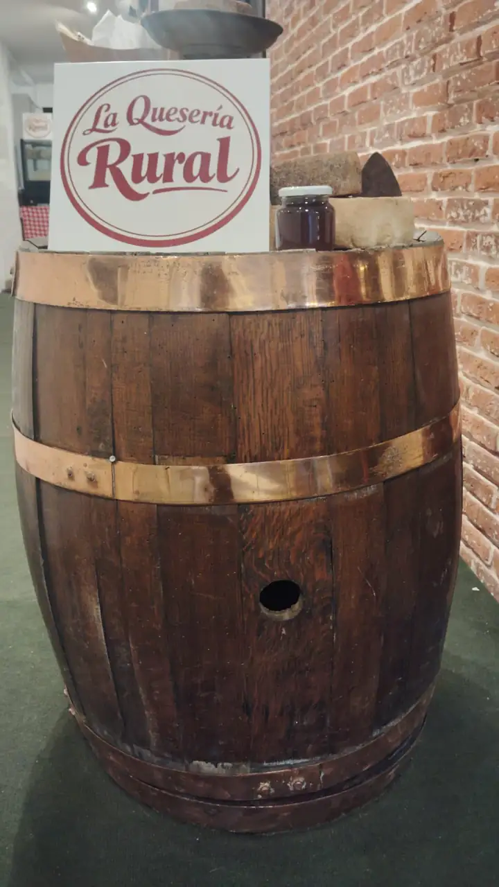 Barril de madera con el logo de La Queseria Rural en el local