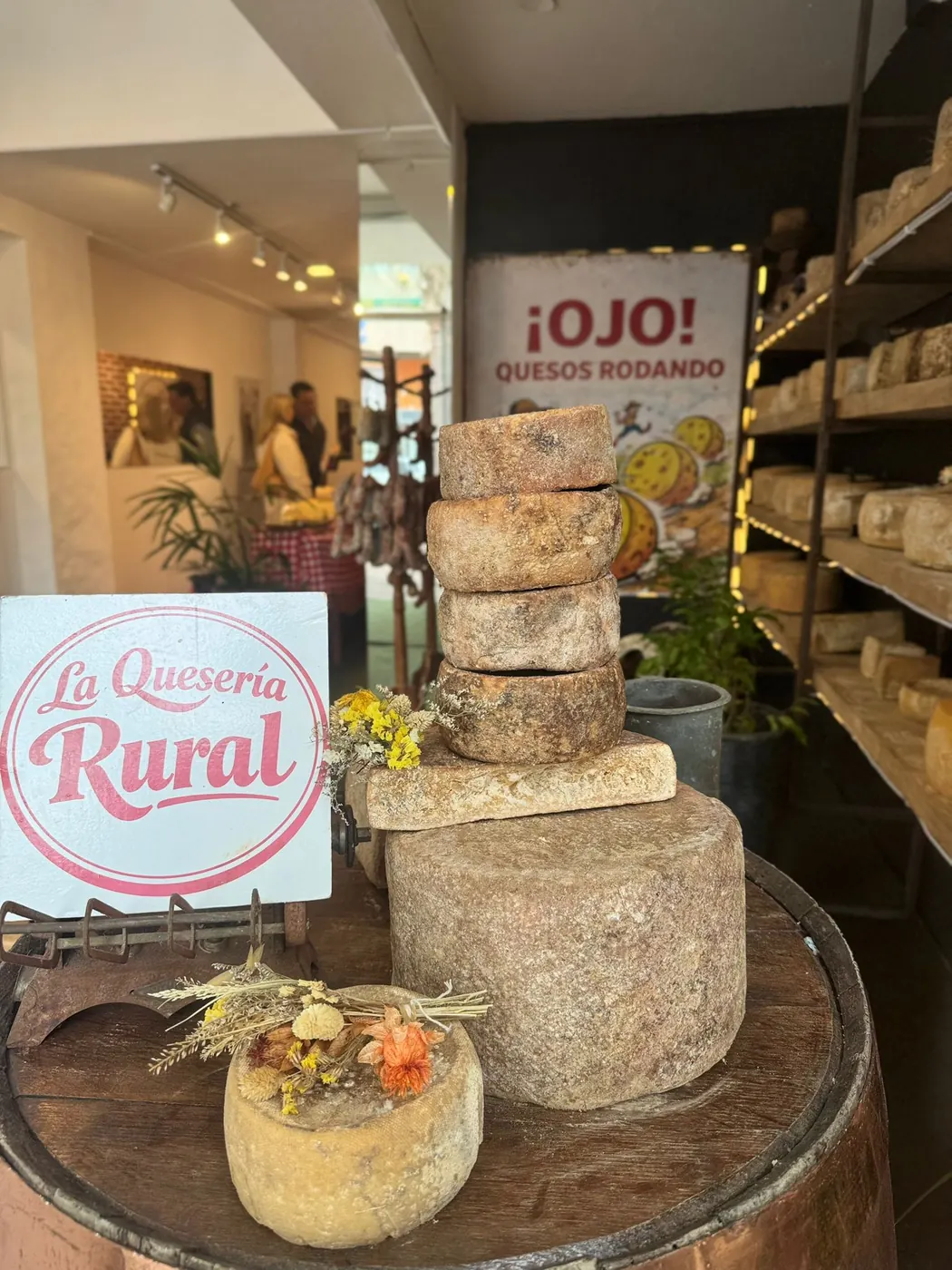 Mesa con quesos en el local de La Quesería Rural